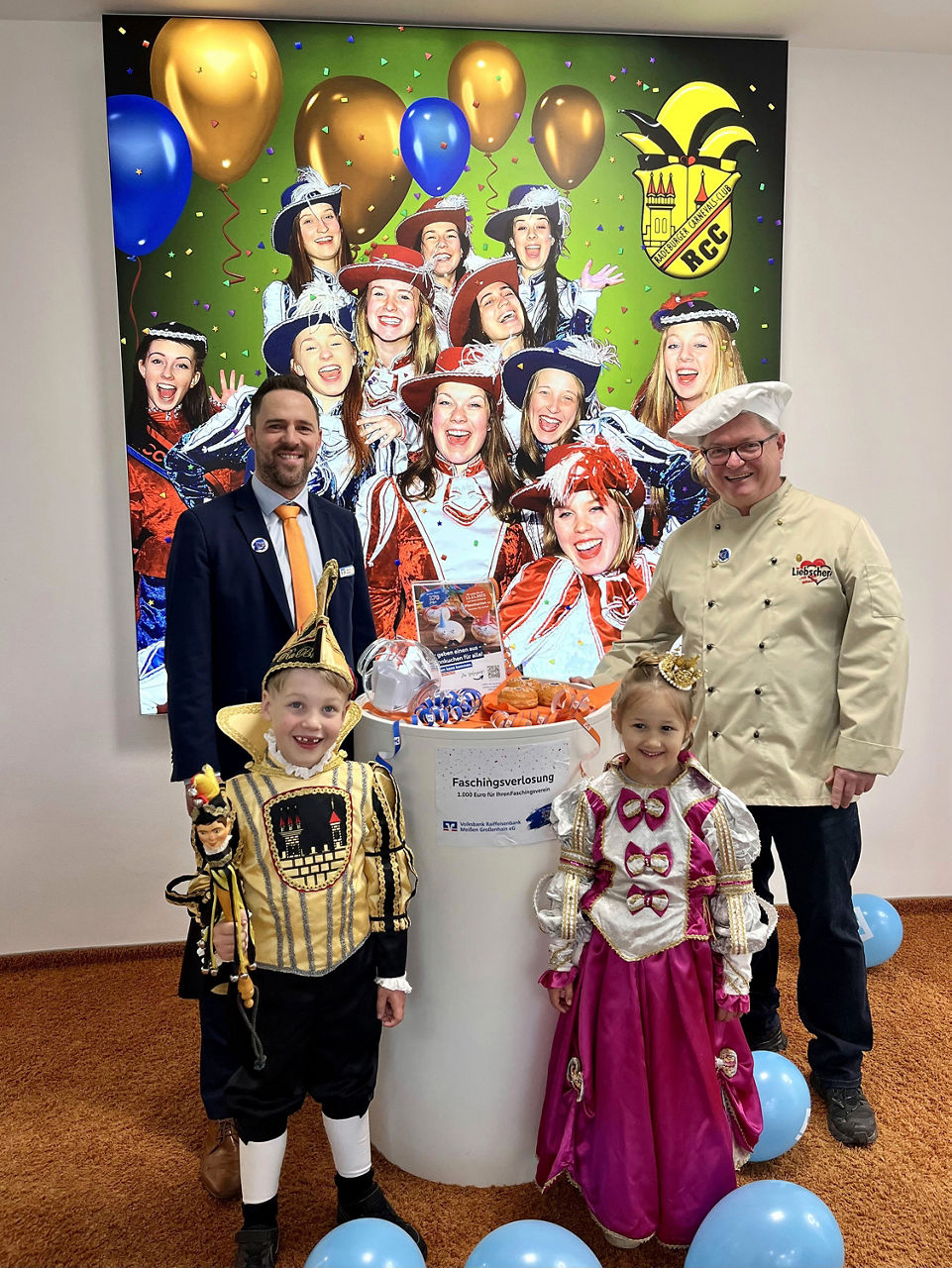 Zwei Kinder und zwei erwachsene Männer in Faschingsköstumen stehen lächelnd vor der Kamera