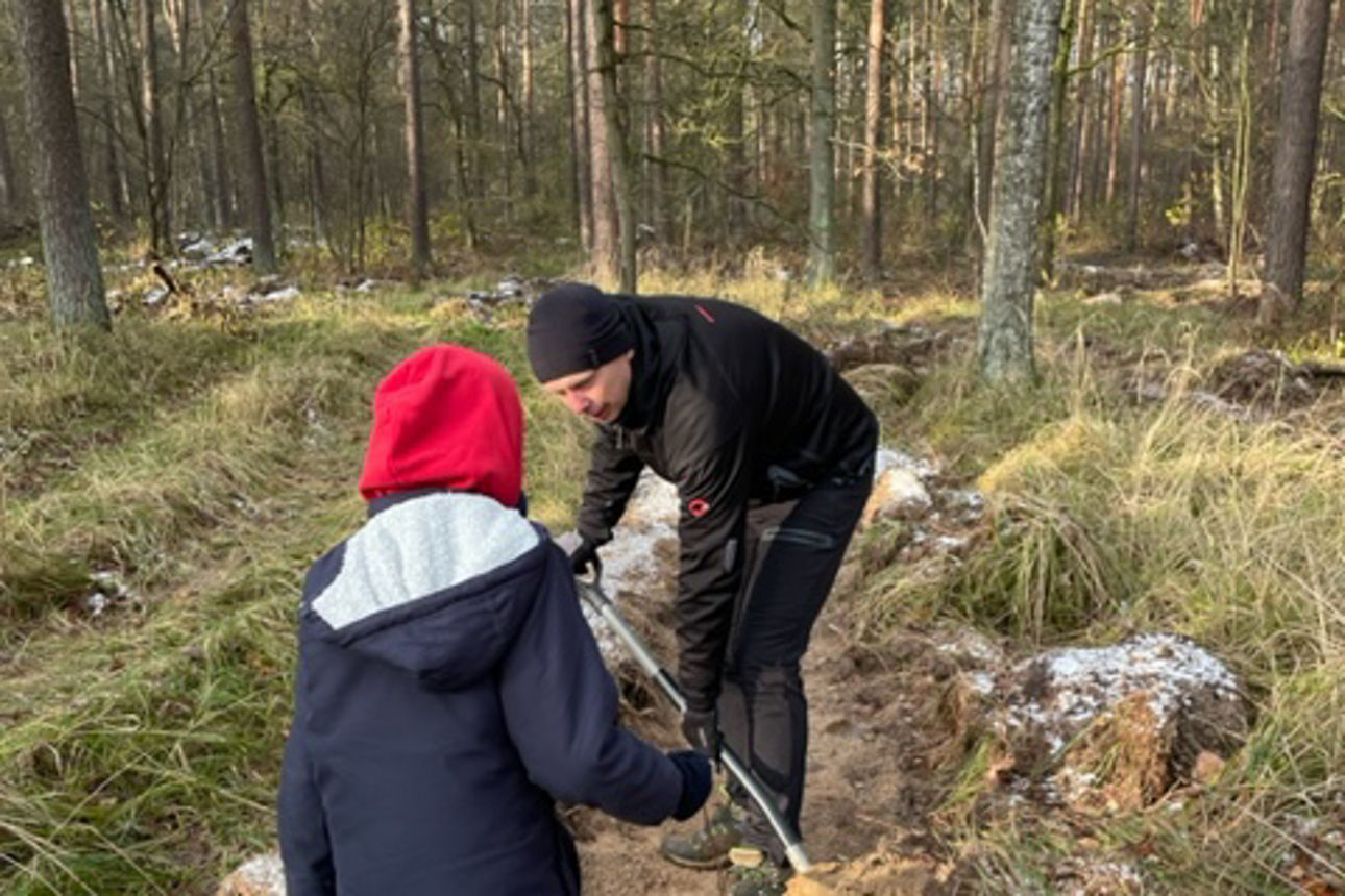 Vorstand hebt ein Loch aus.