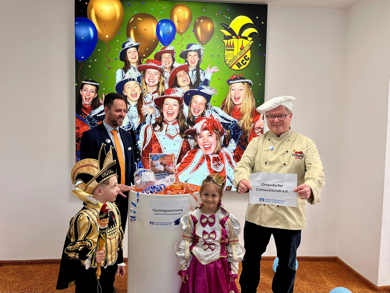 Zwei Kinder und zwei erwachsene Männer in Faschingsköstumen stehen lächelnd vor der Kamera