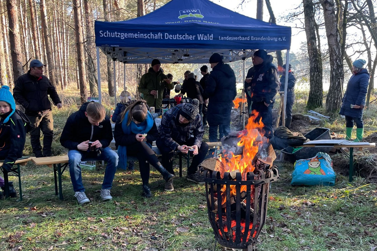 Arbeiter wärmer sich am Lagerfeuer auf.