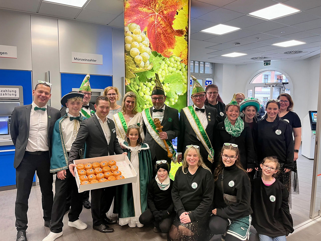 Eine Gruppe von Menschen in Faschingstracht lächeln vor der Kamera.