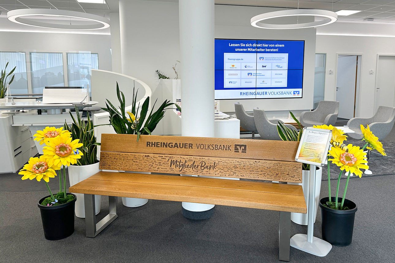 Sitzbank auf der Namen von Mitgliedern der Rheingauer Volksbank eingraviert sind