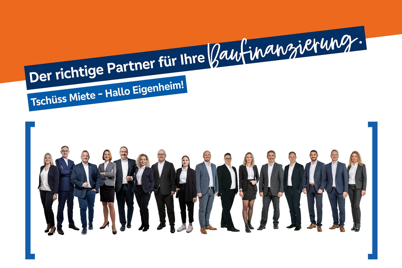 Die Mitarbeiter der Baufinanzierungsberatung stehen nebeneinander. Links ist der Text zu sehen "Der richtige Partner für Ihre Baufinanzierung"