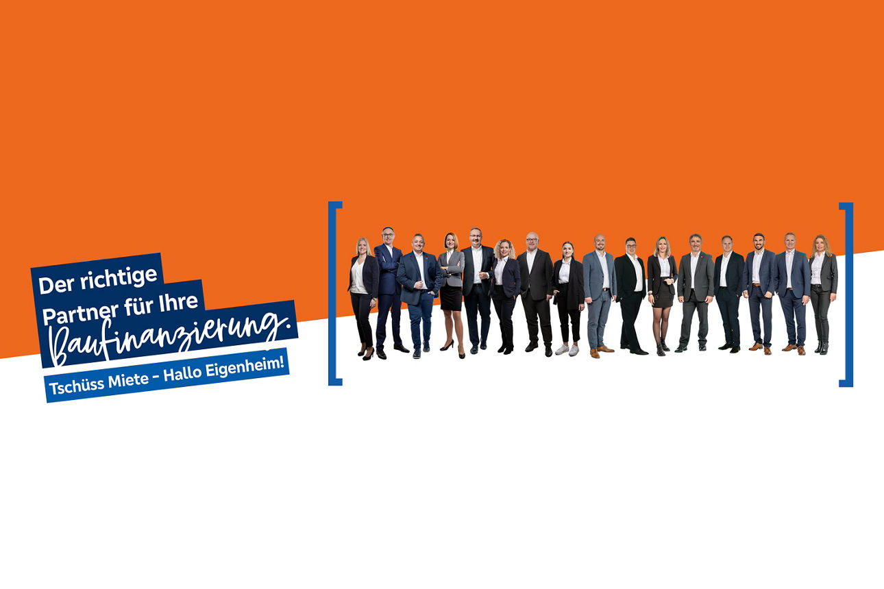 Die Mitarbeiter der Baufinanzierungsberatung stehen nebeneinander. Links ist der Text zu sehen "Der richtige Partner für Ihre Baufinanzierung"