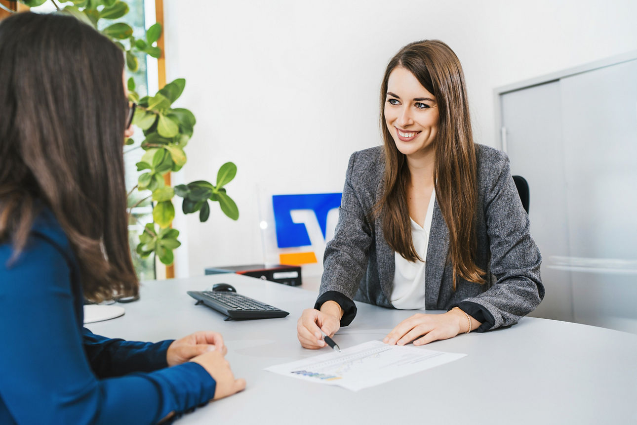 Zwei Männer im Gespräch am Meer