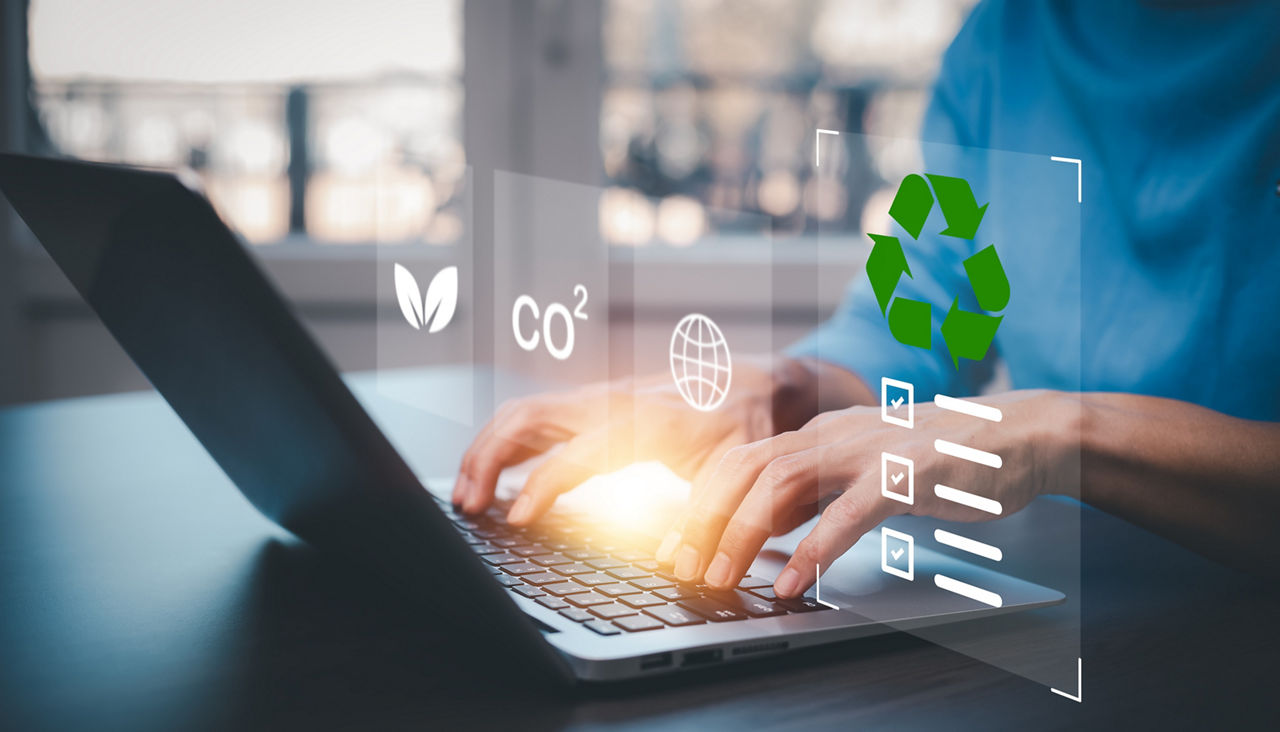 Eine Person sitzt an einem Laptop  im Vordergrund sind Widgets rund um das Thema Nachhaltigkeit zu sehen