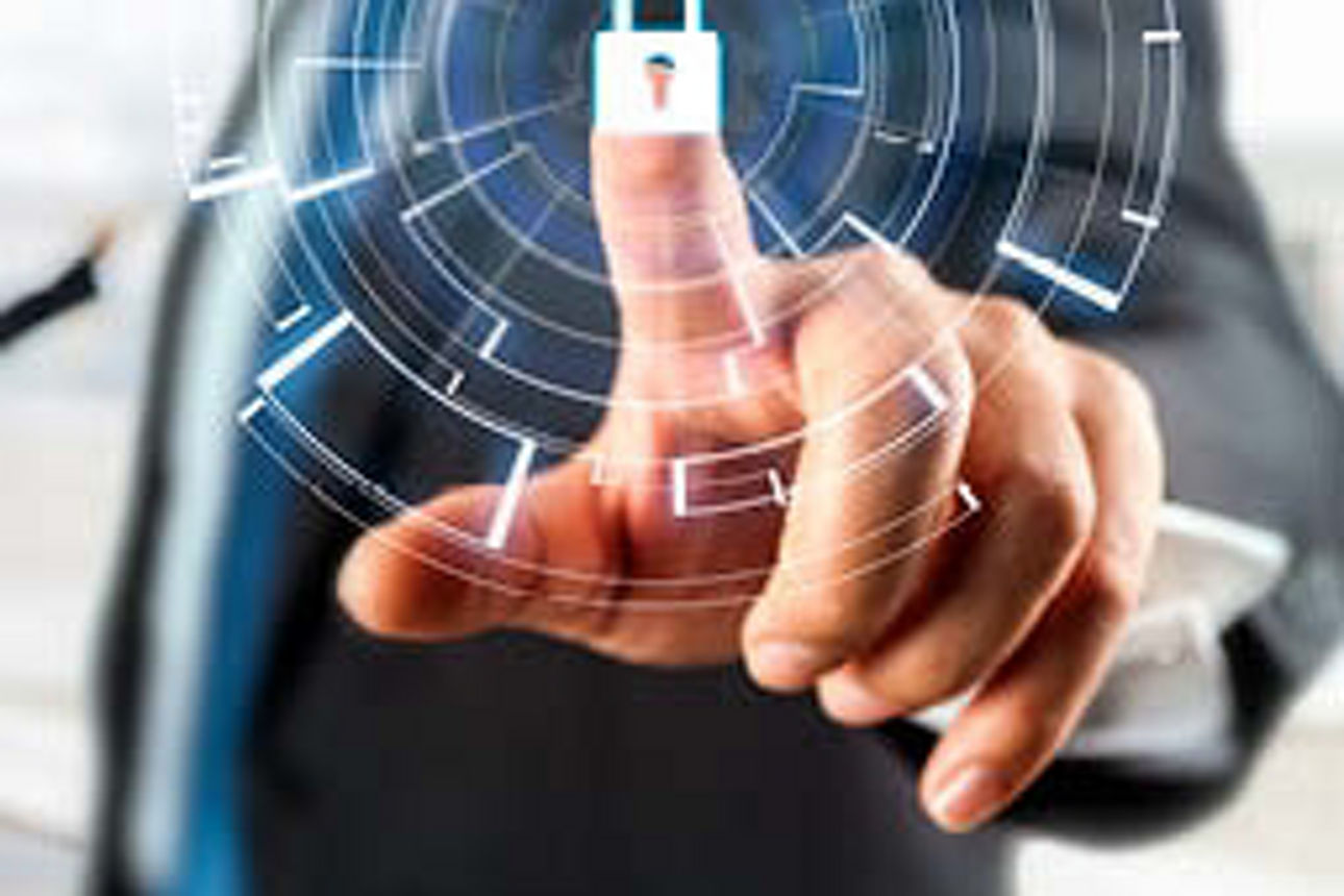 Ein Geschäftsmann interagiert mit einer virtuellen Schnittstelle