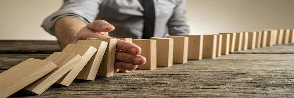 Domino mit Hand dazwischen 