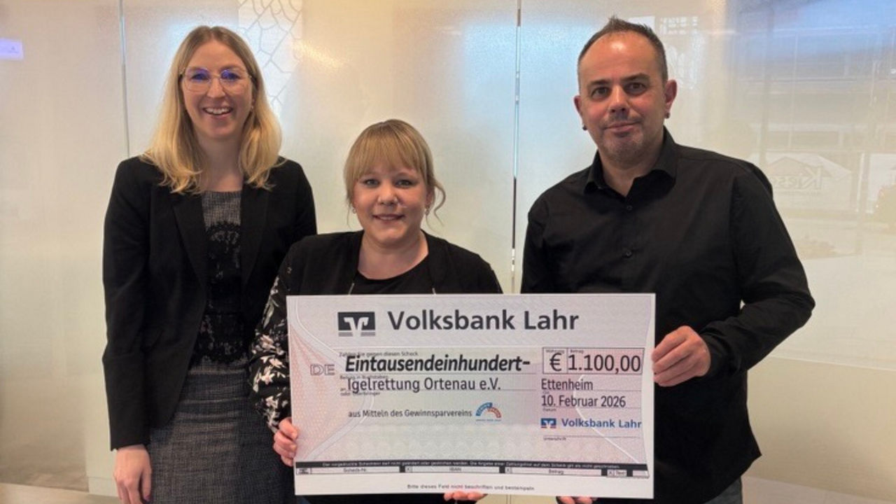 Das Bild zeigt v.l. Nadine Dürrse (Volksbank Lahr), Geraldine Hoffmann-Tournier (Vorständin Igelrettung Ortenau e.V.) und Michael Lipps (2. Vorstand)