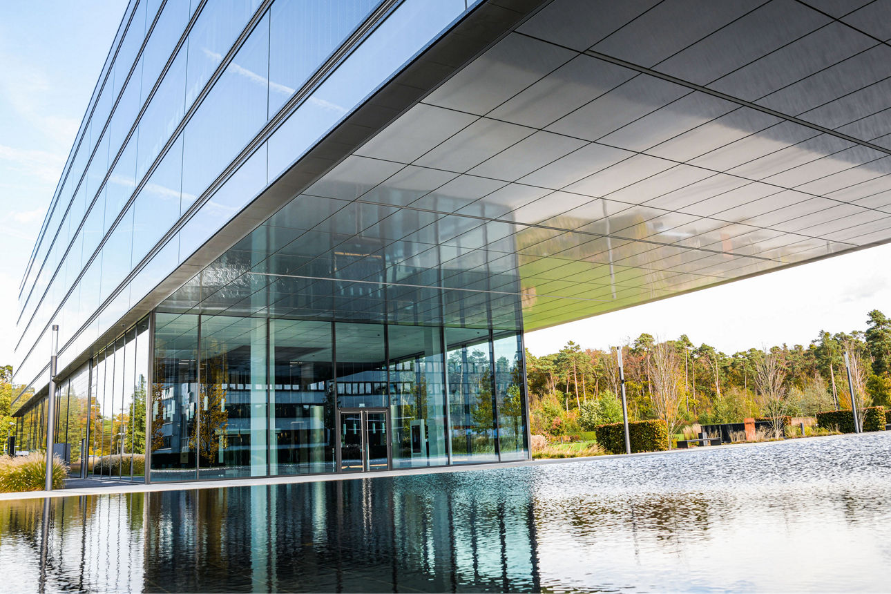 Seitliche Aufnahme des MHK Gebäudes.