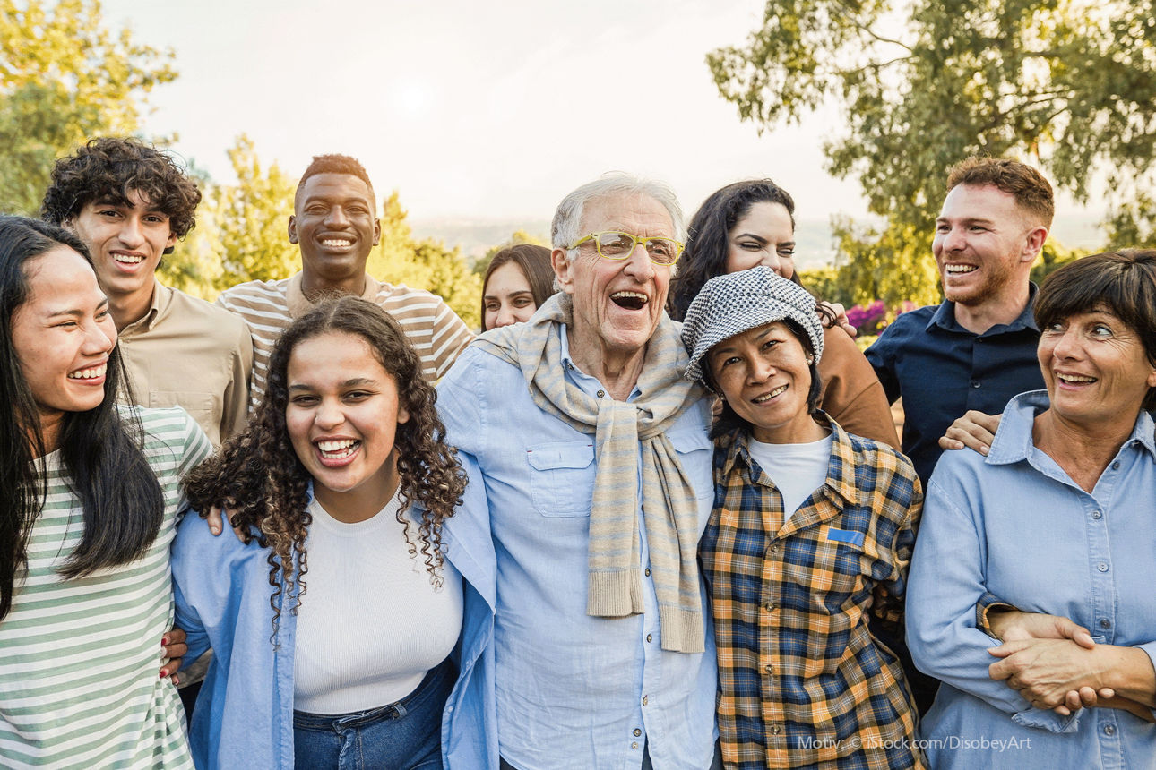 Viele unterschiedliche Menschen stehen Arm in Arm in der Natur