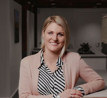 Frau Julia Koch im Anzug