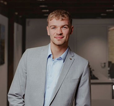 Herr Hannes Lehmann im Anzug