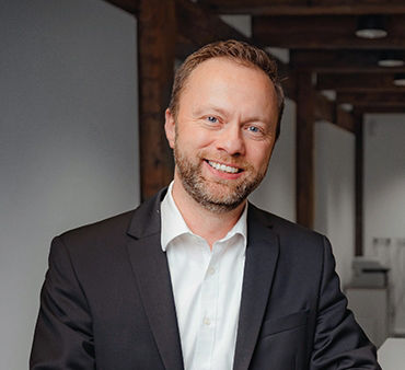 Herr Dirk Ribbe im Anzug