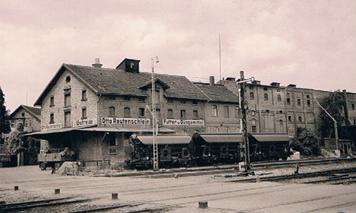 Bankhaus direkt hinter Bahnschienen 