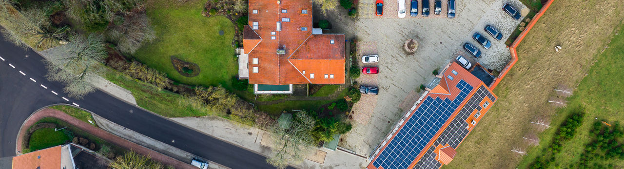 Bankhaus von oben mit Parkplatzx und Autos 