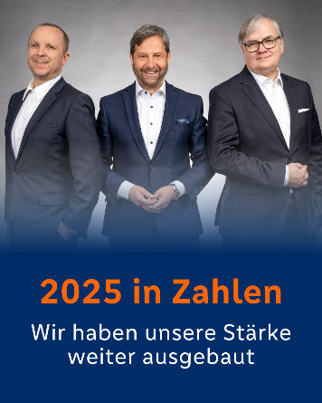 Drei Herren stehen vor einem grauen Hintergrund