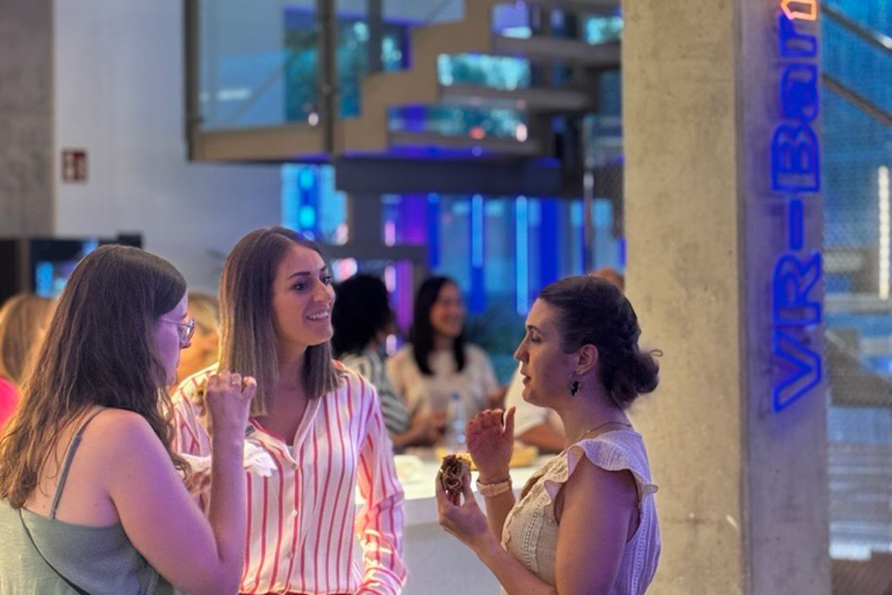 Personen während eines Gesprächs in der VR-Bar