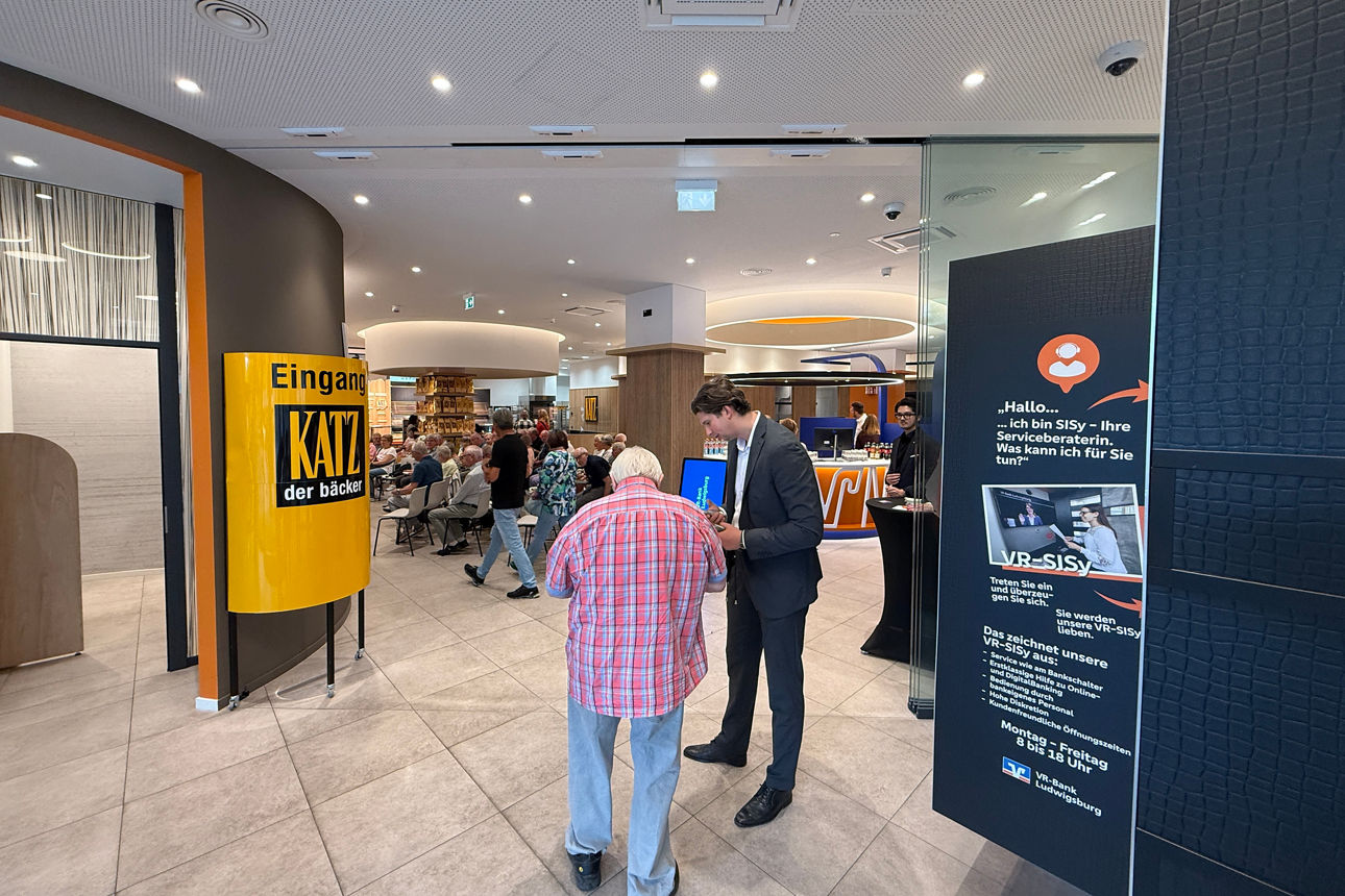 Erste Kundinnen und Kunden erscheinen zum Vortrag in ArsenalZWEI