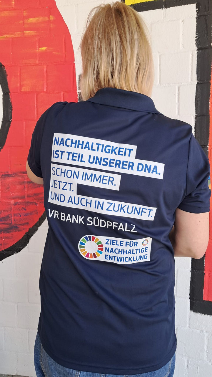 Rücken einer Frau mit Nachhaltigkeitsbotschaft auf dem Shirt