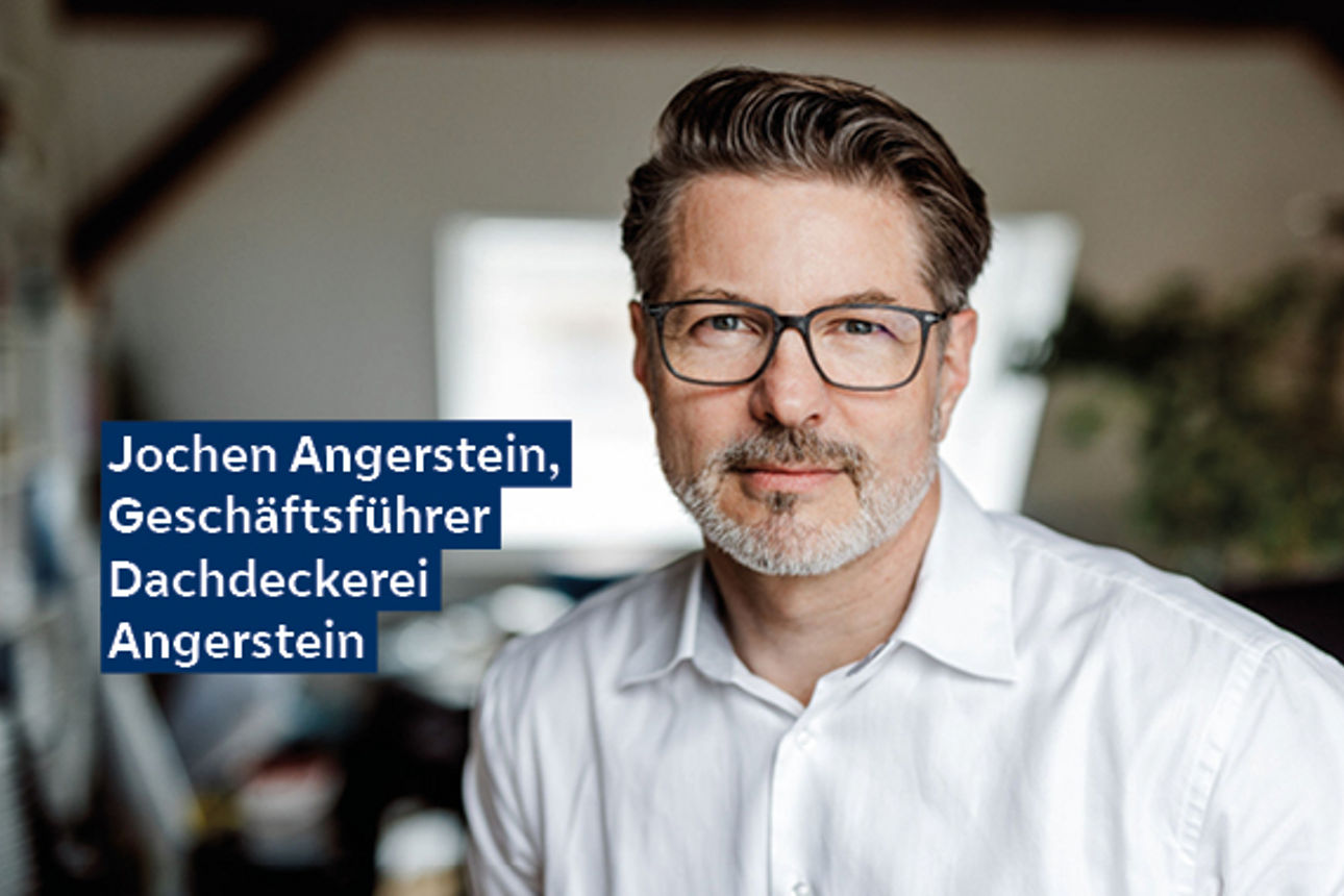 Jochen Angerstein, Geschäftsführer, sitzt im modernen Büro.