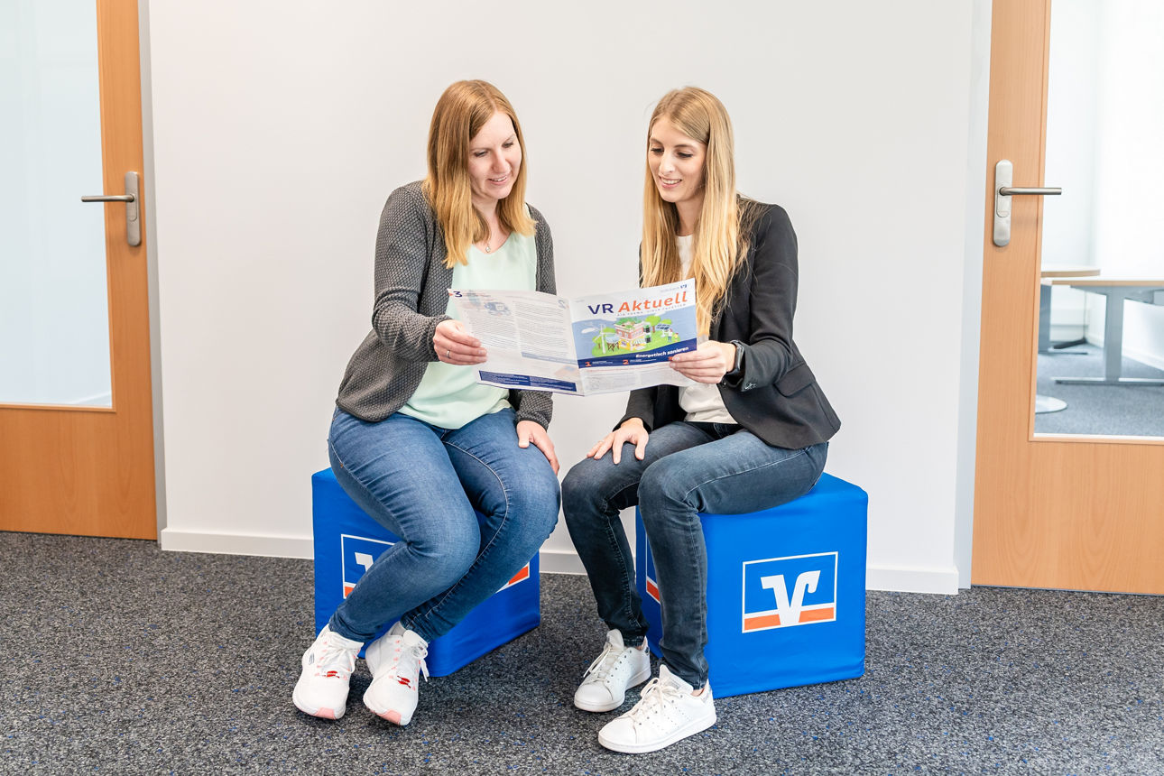 Zwei Frauen schauen sich einen Flyer an