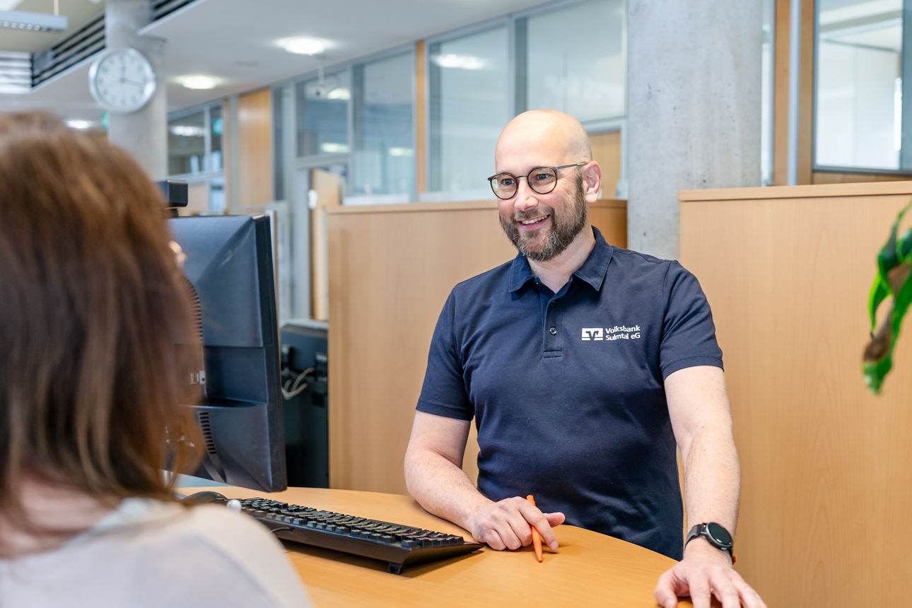 Bankmitarbeiter am Schalter