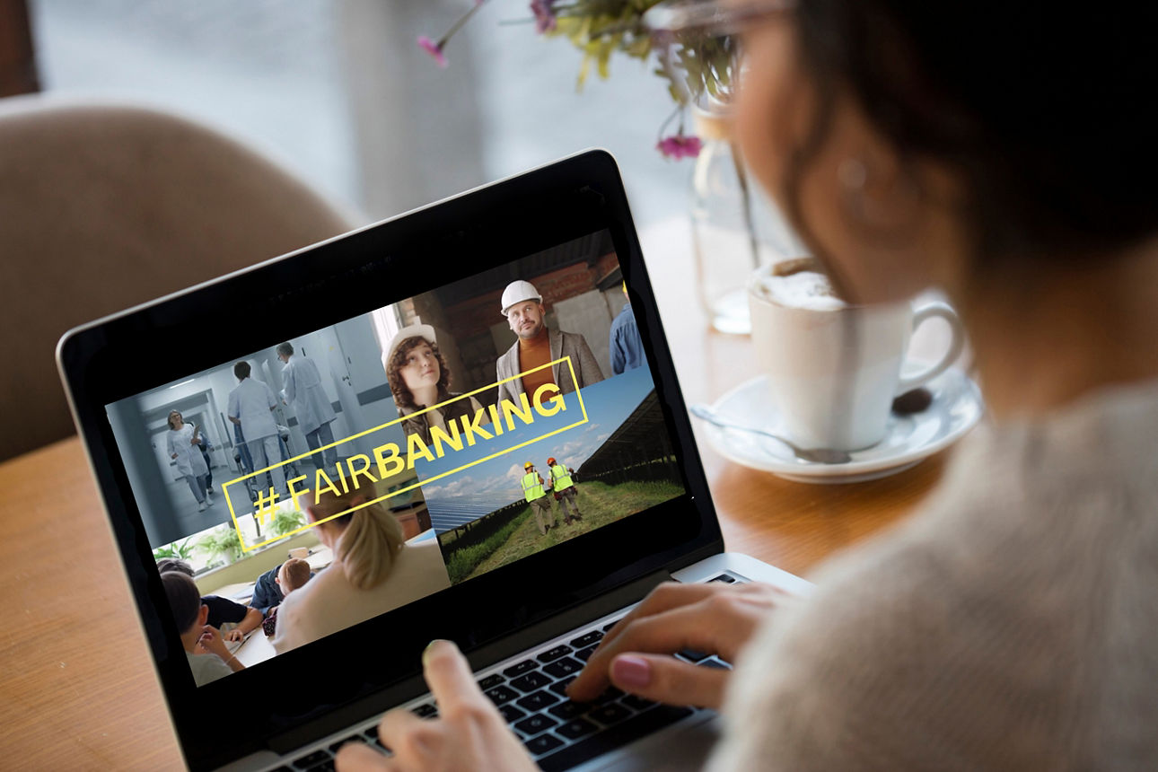 Eine Frau sieht sich den Imagefilm der BIB an