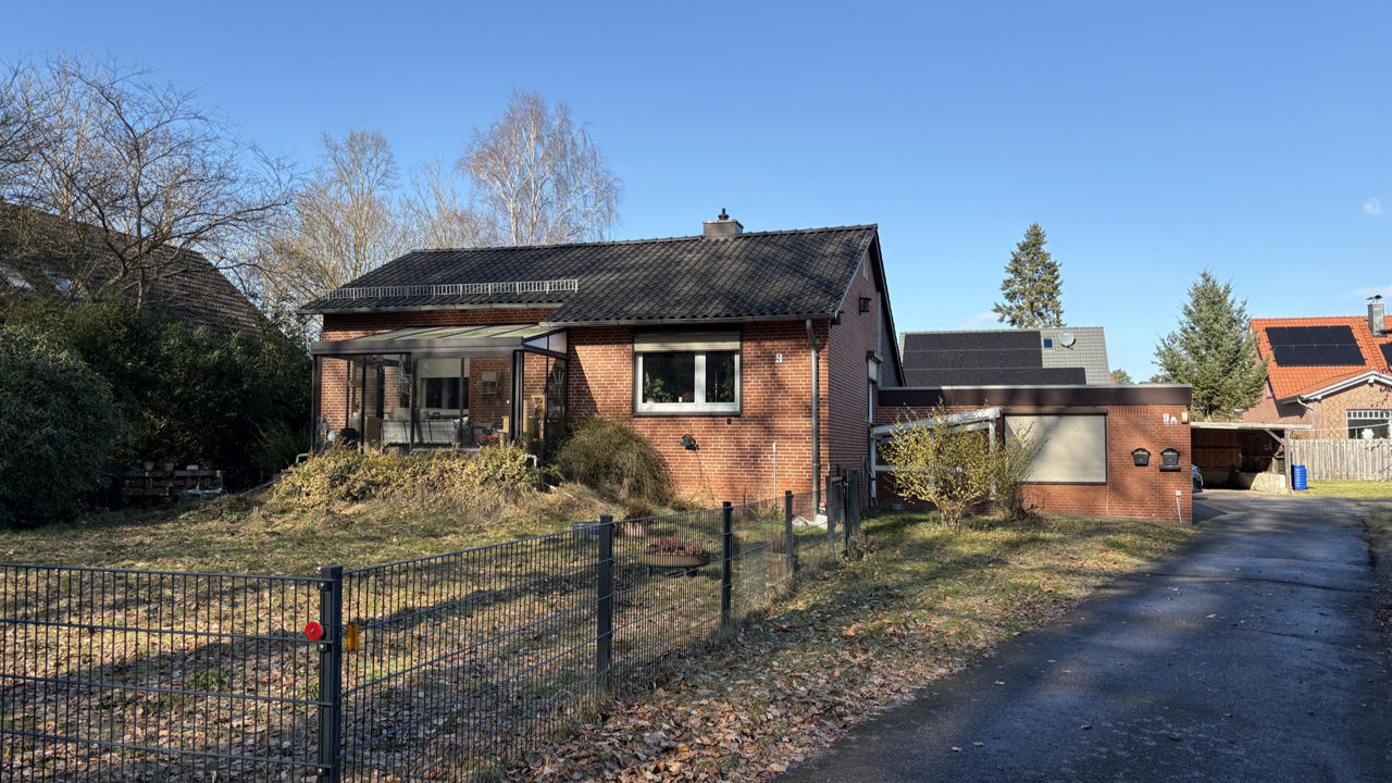 Haus mit zwei Wohneinheiten auf großem Grundstück direkt am Wald
