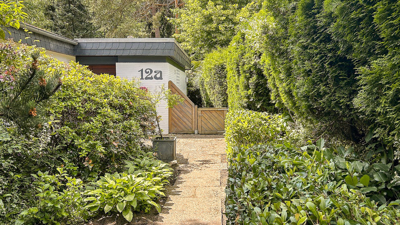 Split-Level-Bungalow als Doppelhaushälfte auf großem Waldgrundstück in Seevetal-Maschen/Horst.
