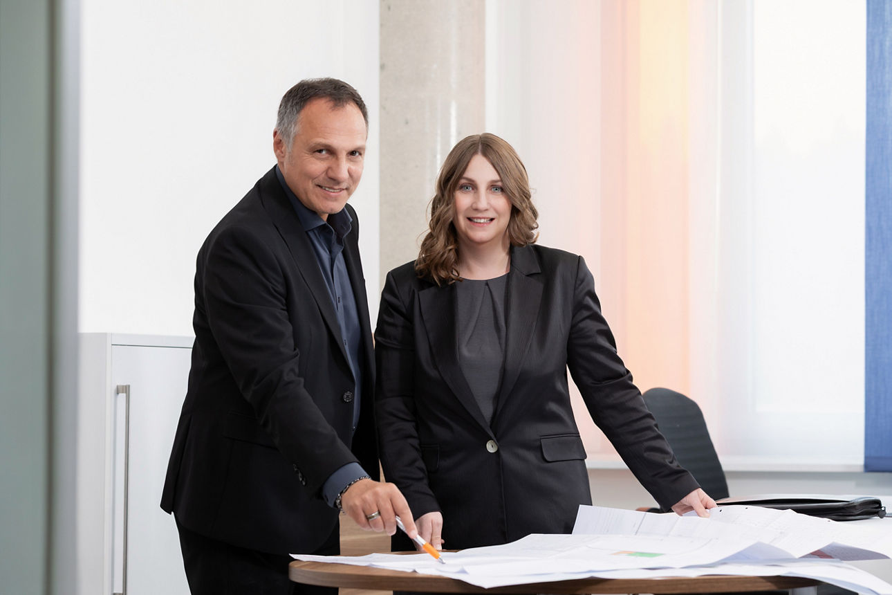 Frau und Mann vor Bauplan