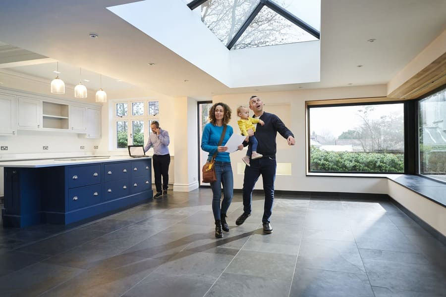 Bild eines Paares mit Kind, welche gerade ein Haus besichtigen