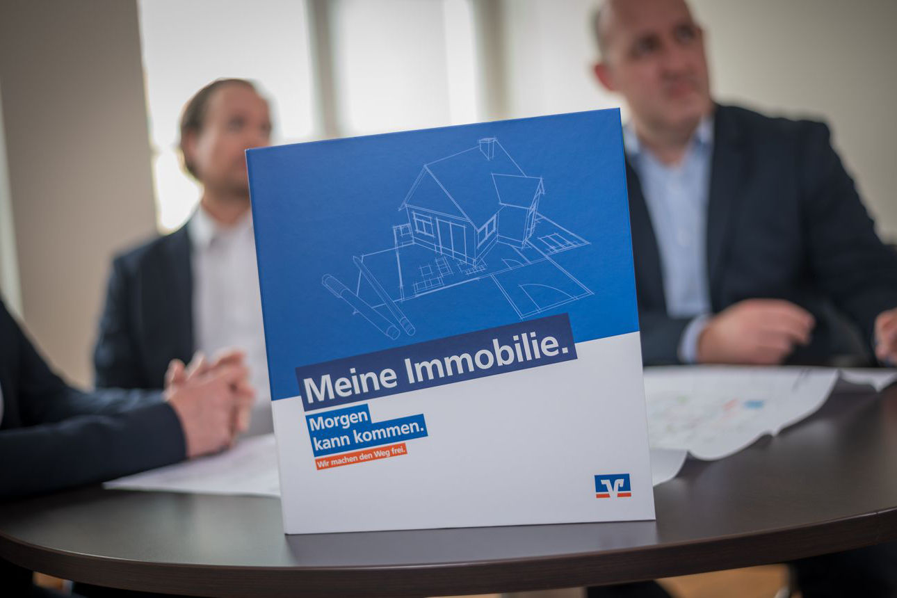 Ein Ordner auf einem Tisch.