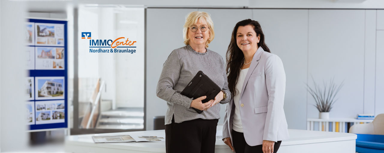 Zwei Frauen stehend in einem Büro