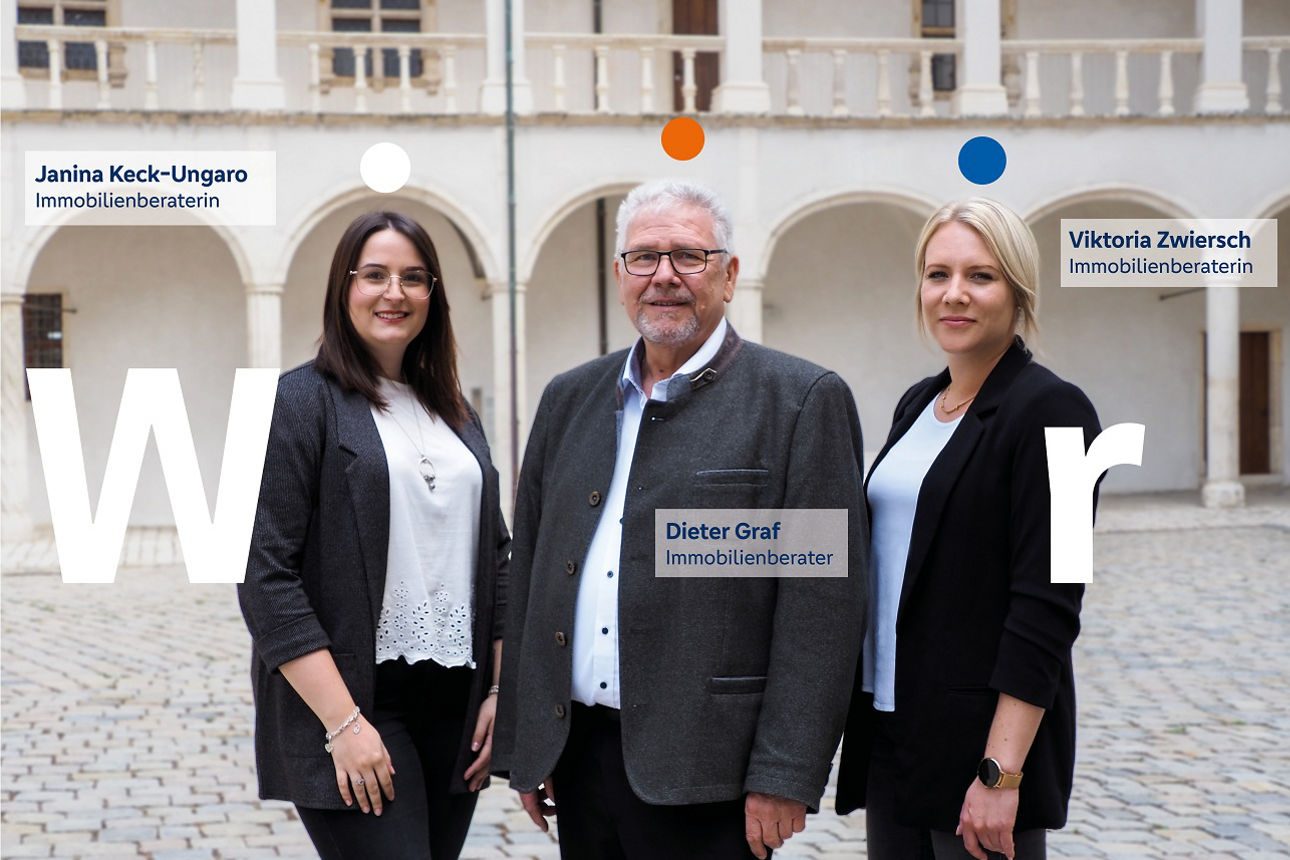 zwei Frauen und ein Mann vor einem Gebäude
