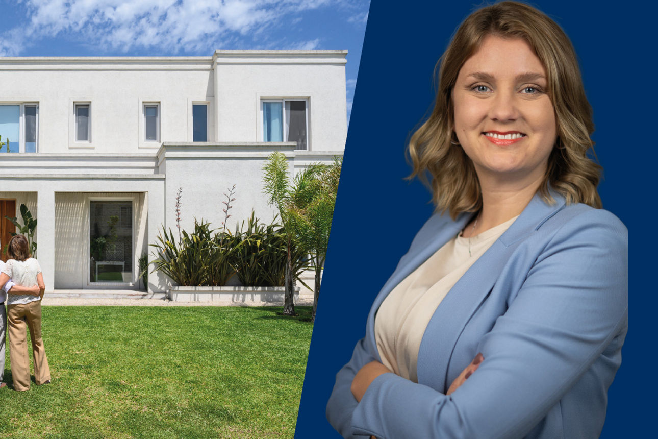 Daniela Bast und eine Familie vor einem Haus