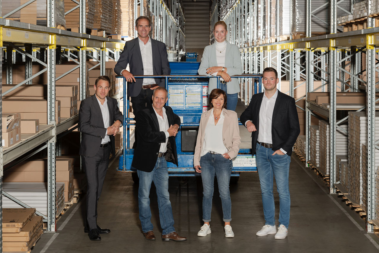 Gruppenfoto unserer Immobilienberater in einem Lager