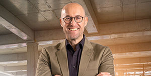 Geschäftsführer der OSB Volksbank Immobilien GmbH Axel Müller. Er trägt einen beigen Anzug.