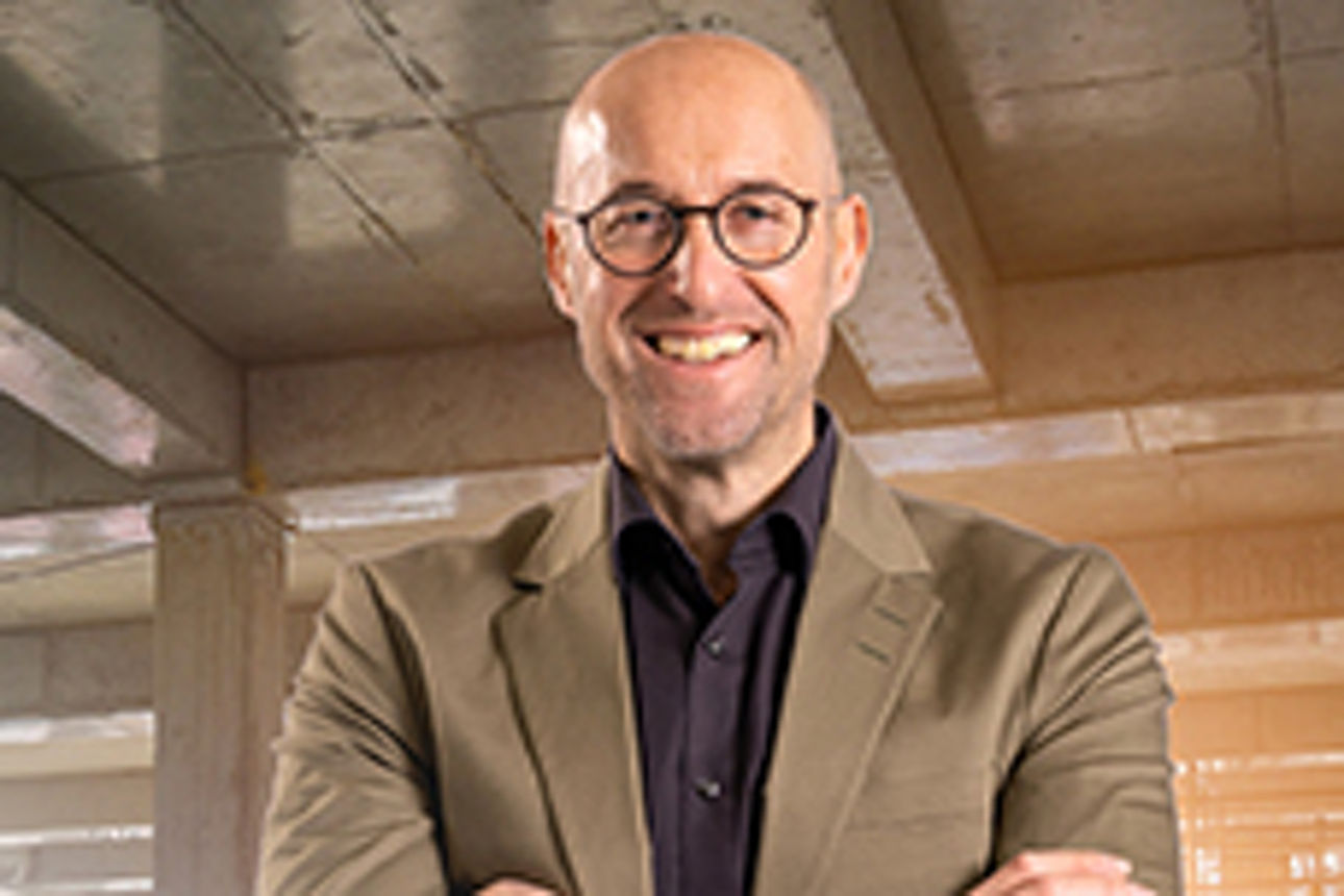 Geschäftsführer der OSB Volksbank Immobilien GmbH Axel Müller. Er trägt einen beigen Anzug.
