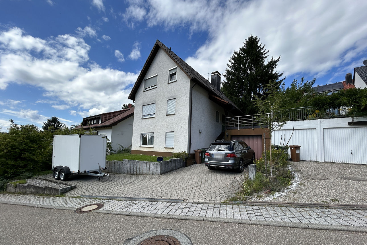 Vorderansicht eines Zweifamilienhauses in Freiburg mit Garage und großem Garten