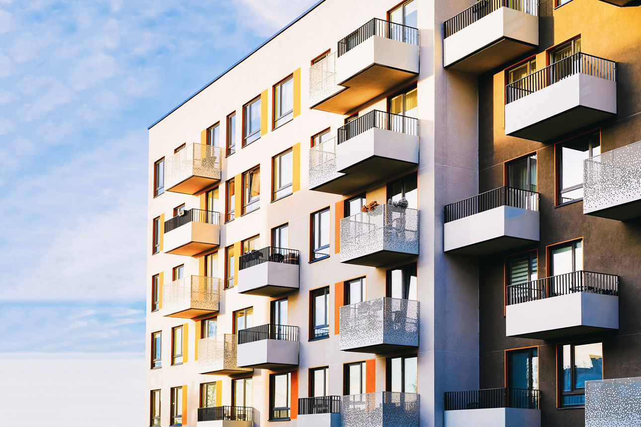 Ein Schlüssel in einem Türschloss um eine neue moderne Wohnung zu öffnen