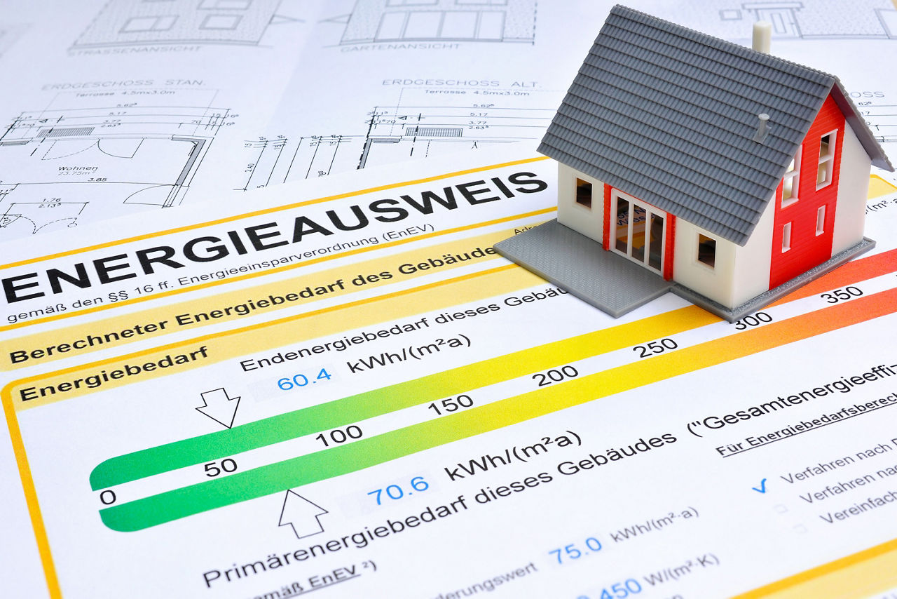 Modell eines Hauses steht auf einem Energieausweis