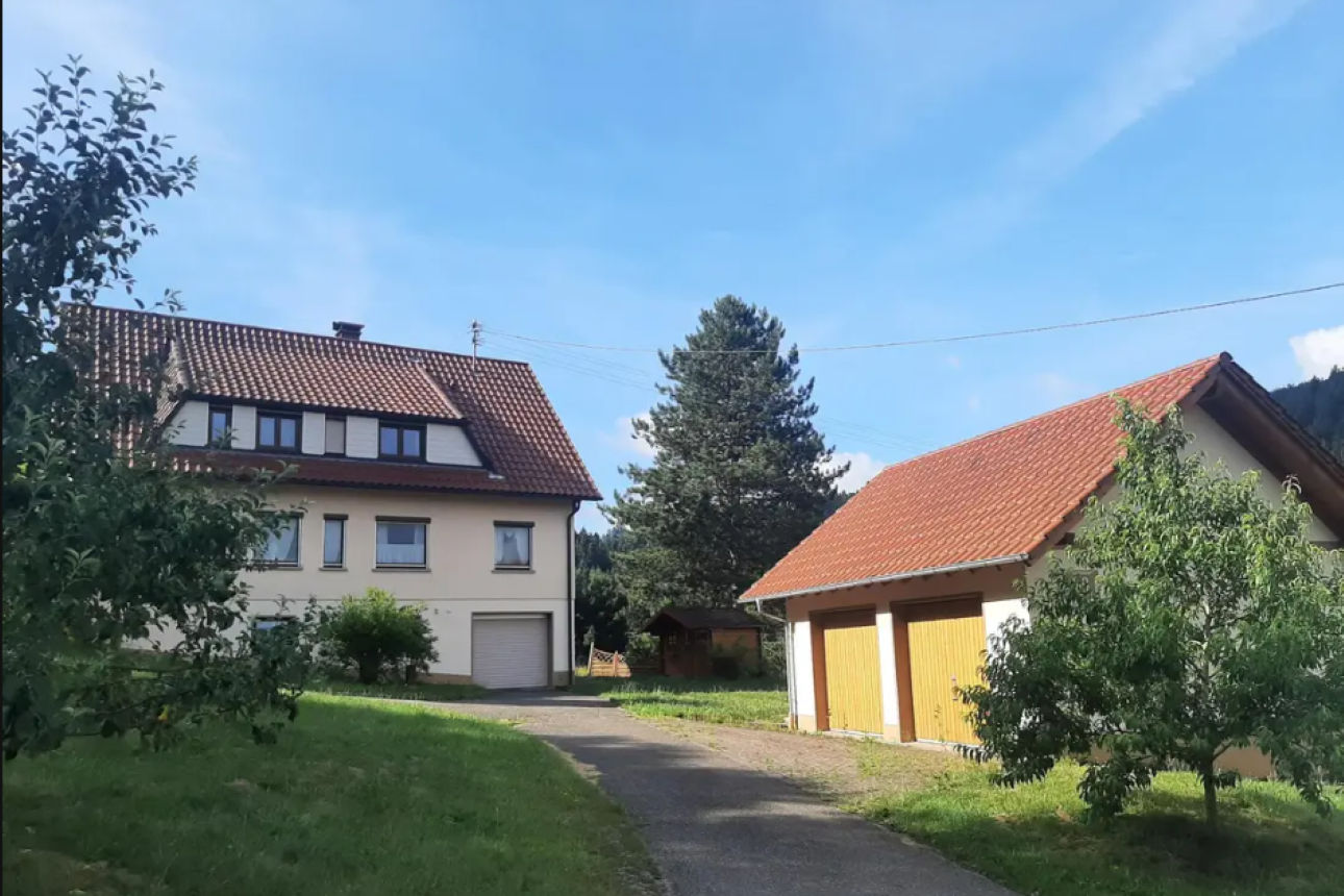 Haus im Grünen mit Garage