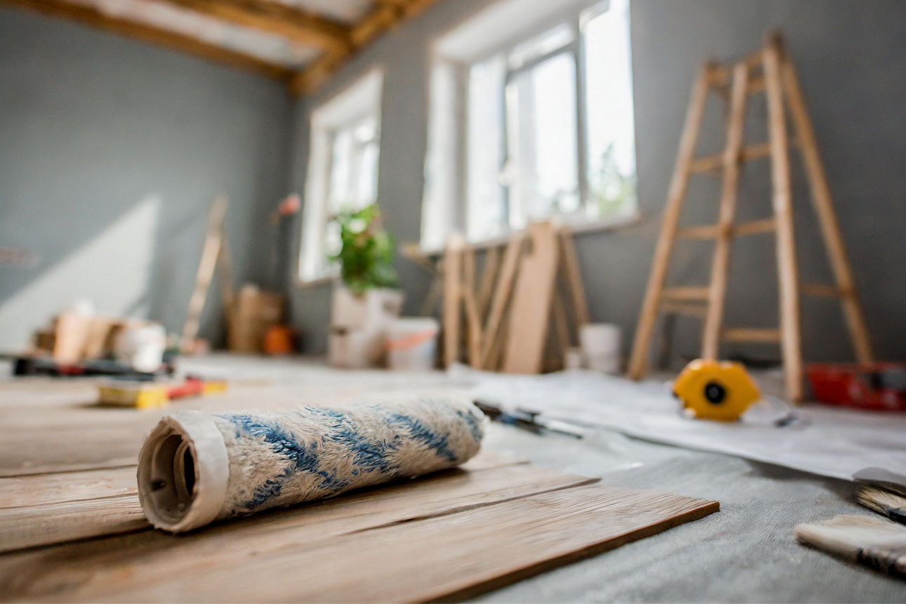 Generalsanierung der Wohnung, Verlegen von Paneelen und Malerarbeiten