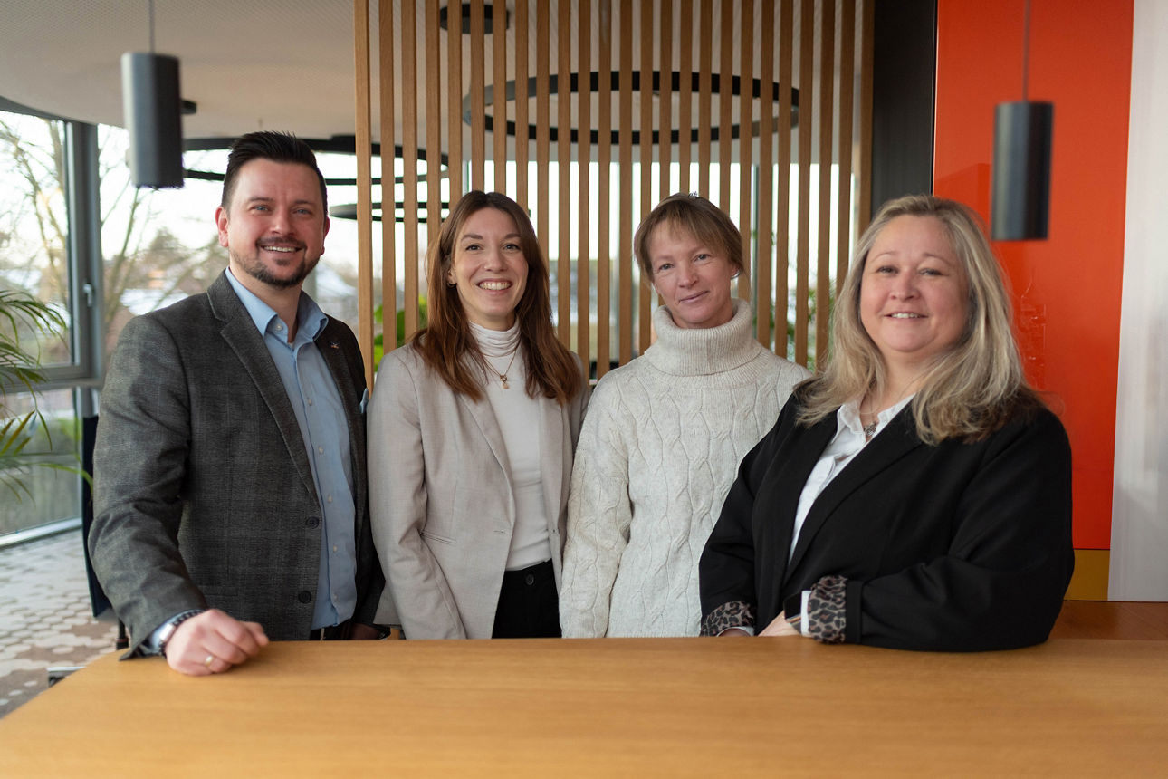 Unser Volksbank Schermbeck Immobilienteam bestehend aus drei Frauen und einem Mann vor dem Gebäude der Volksbank Schermbeck.