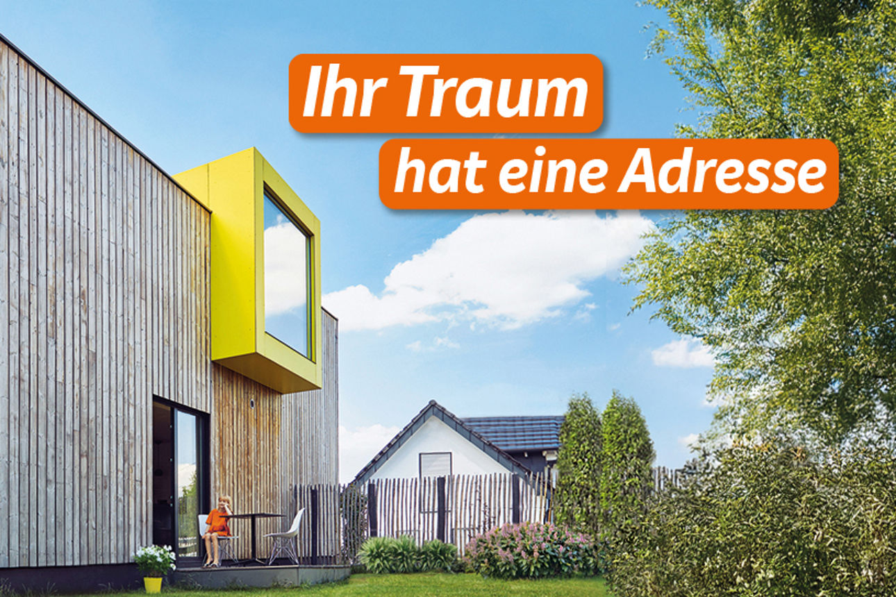 Mutter schaut ihre Tochter an, die auf einem Stuhl am Tiny Haus sitzt