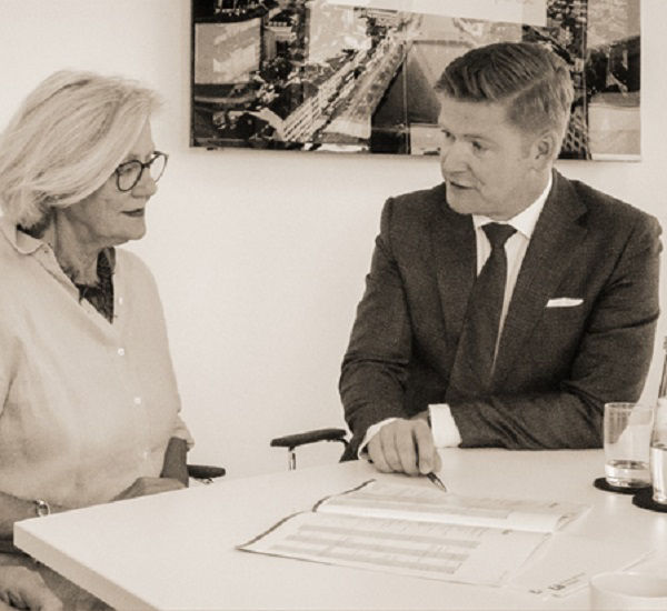 Mann sitzt mit Frau am Tisch
