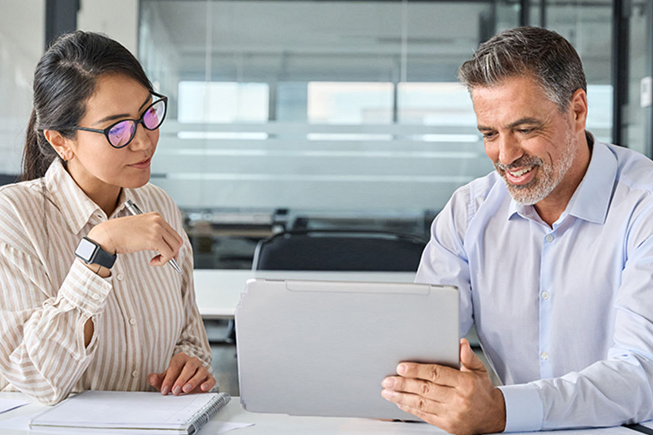 Mann und Frau schauen gemeinsam in den Rechner