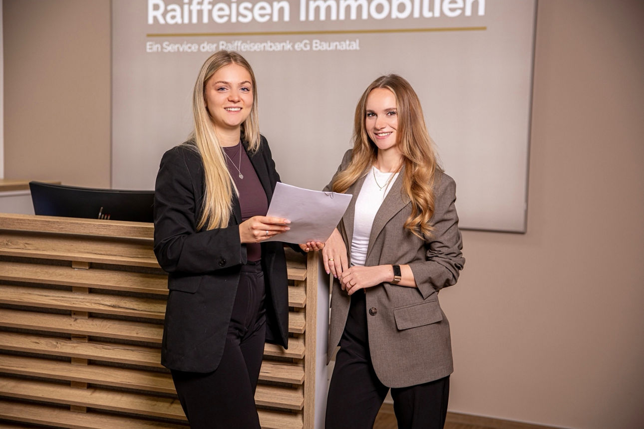 Zwei Frauen in Businesskleidung