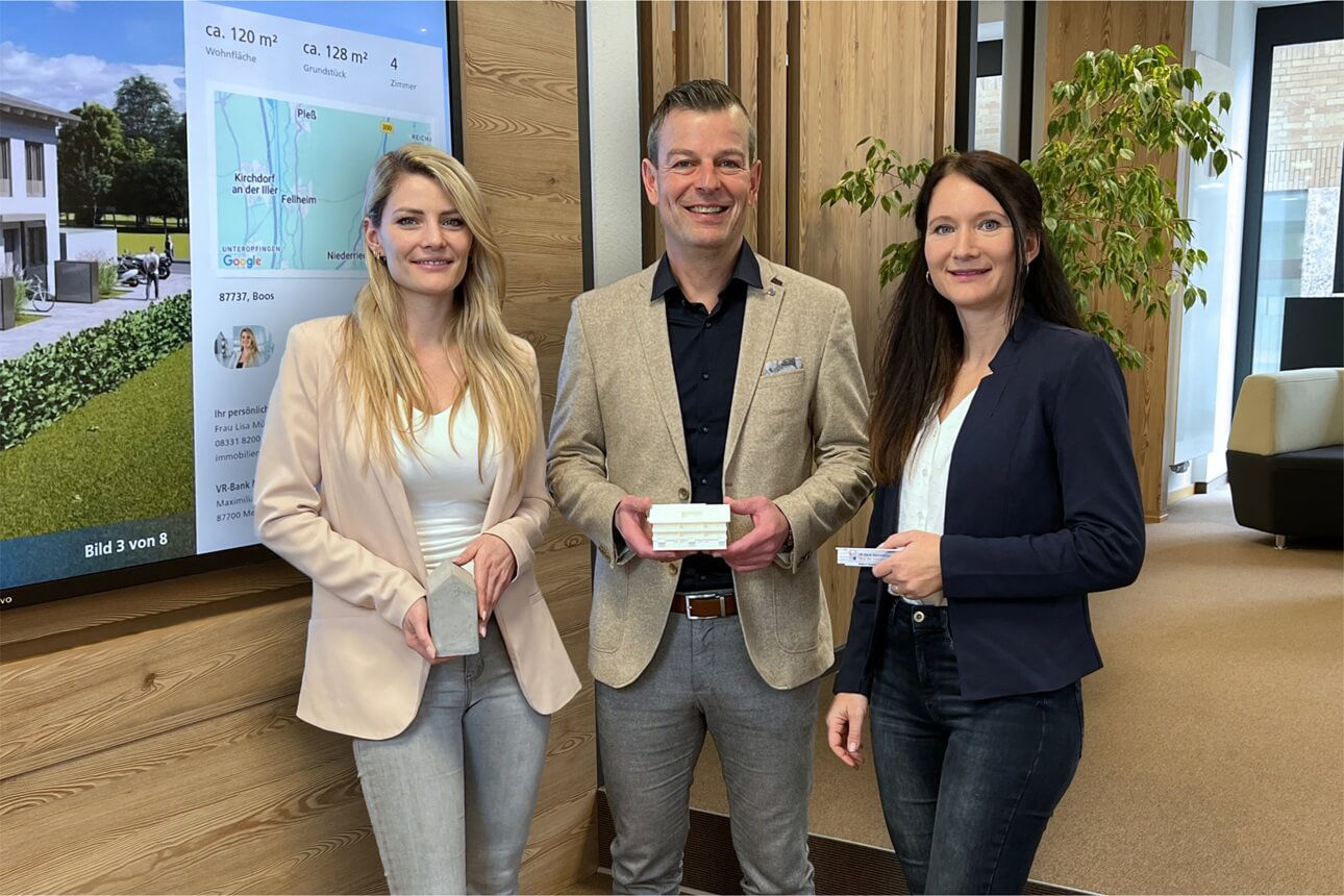 Unsere Immobilienexperten Lisa Müller, Alfred Hohenegger, Daniela Gromer stehen in unserem Haus der Immobilie.